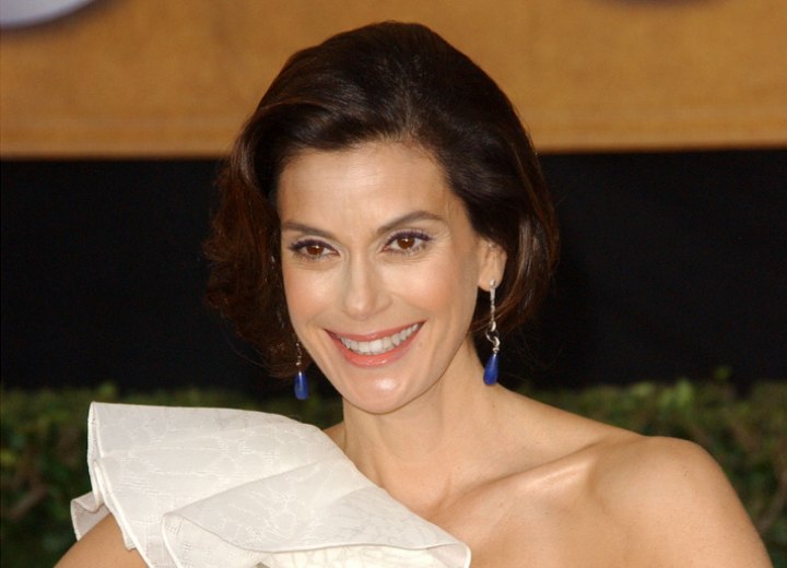 Teri Hatcher - Fake short hair look