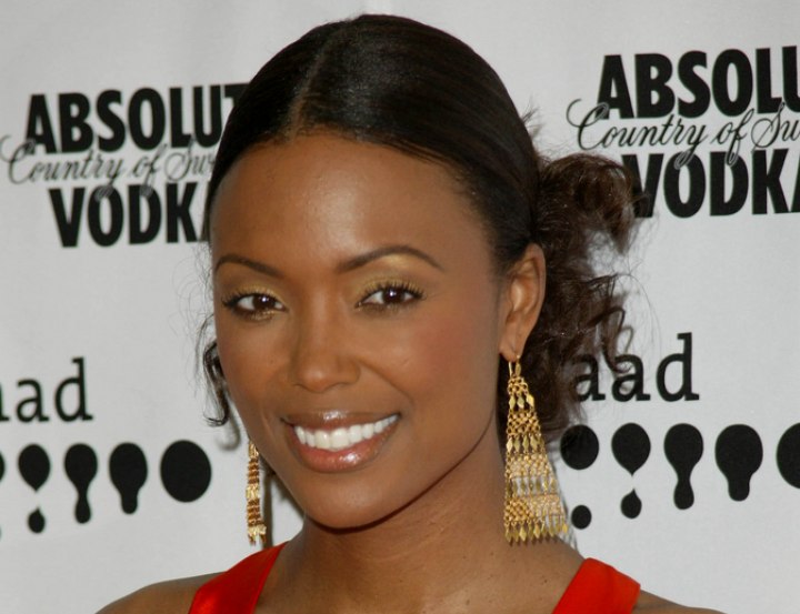 Aisha Tyler's up-style with a flower