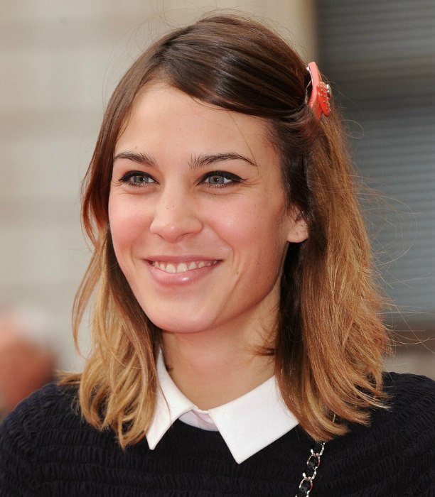 Alexa Chung's medium long hairstyle with hair that rests Alexa Chung's medium long hairstyle with hair that rests