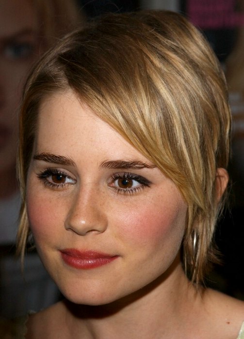 Alison Lohman's short haircut with chunky layers  Contour cut