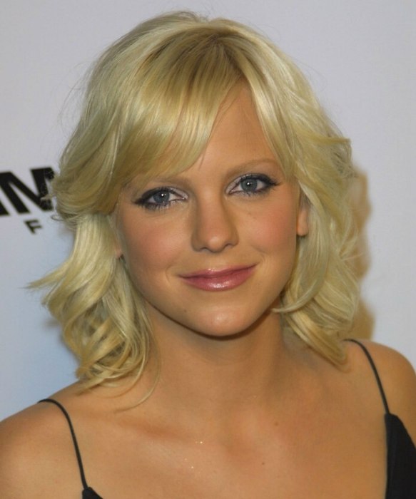 Anna Faris with medium length hair that tips her shoulders.