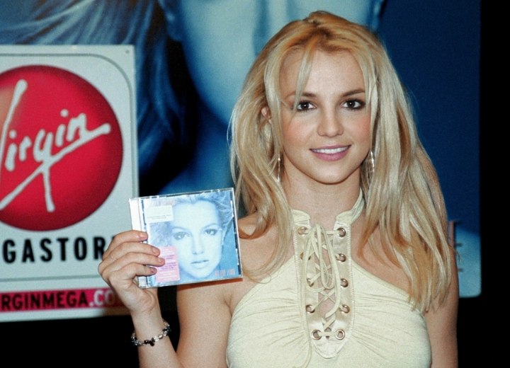 Britney Spears' long hair open with layers to increase the volume