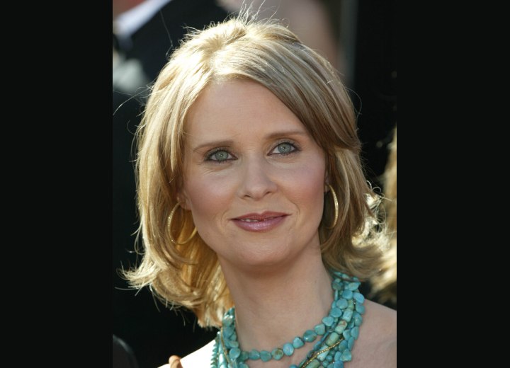 Cynthia Nixon - Medium hairstyle with flipping ends