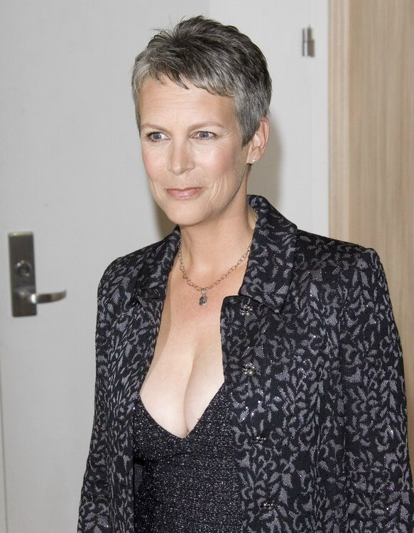 Jamie Lee Curtis with silver hair | Classy and very short haircut