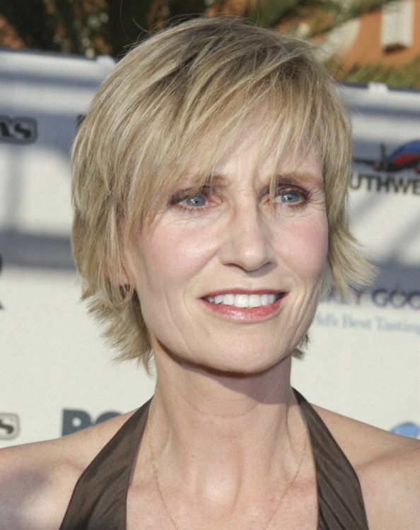 Jane Lynch - Easy short hairstyle that can be washed 