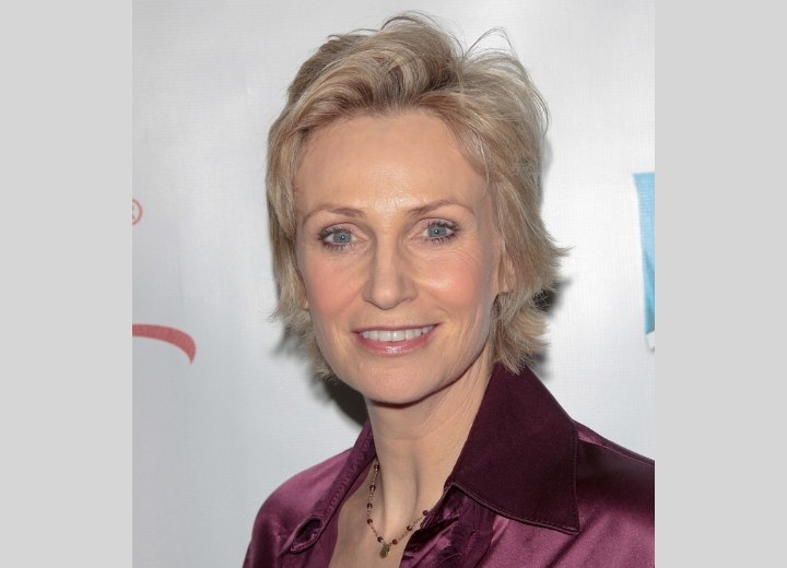 Jane Lynch - Slimming short hairstyle