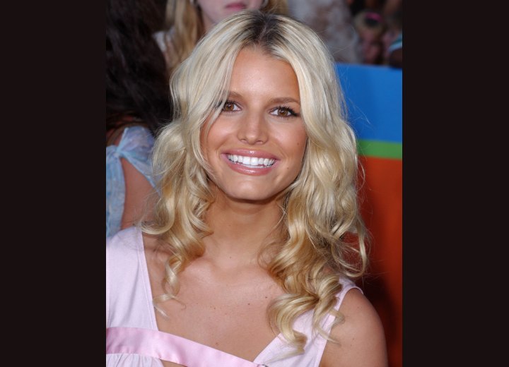 Jessica Simpson | Naturally looking long hair with curls and spirals