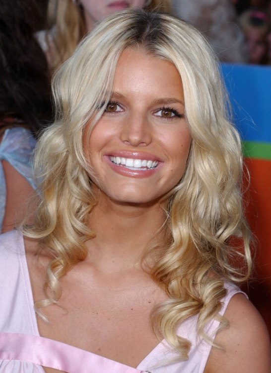 Jessica Simpson | Naturally looking long hair with curls and spirals