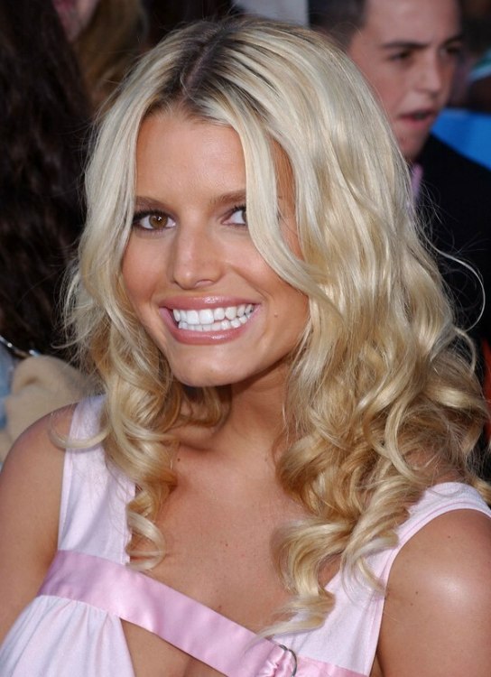 Jessica Simpson | Naturally looking long hair with curls and spirals