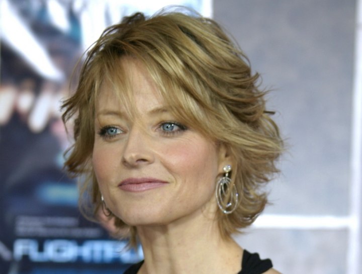 Medium-long layered hairstyle - Jodie Foster