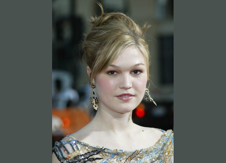 Julia Stiles - Hairdo with pinned back hair