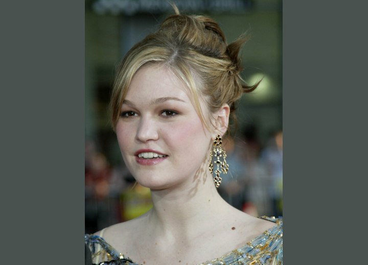 Julia Stiles - Updo with pinned hair