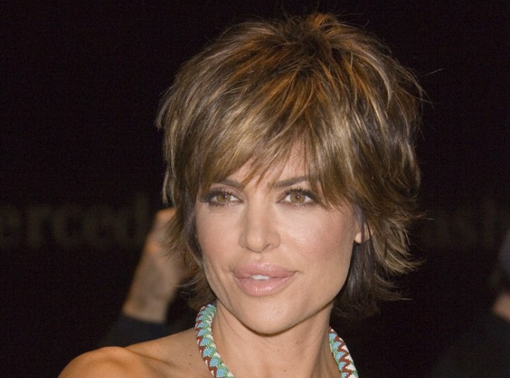 Lisa Rinna's flattering short hairstyle