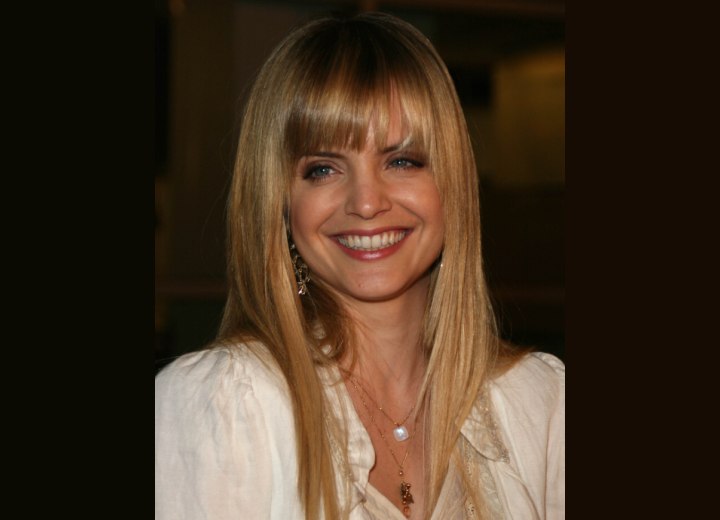 Mena Suvari with straight long blonde hair