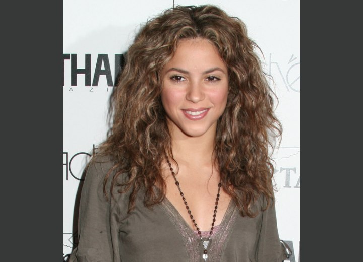 Shakira wearing her hair long with waves and spiral curls