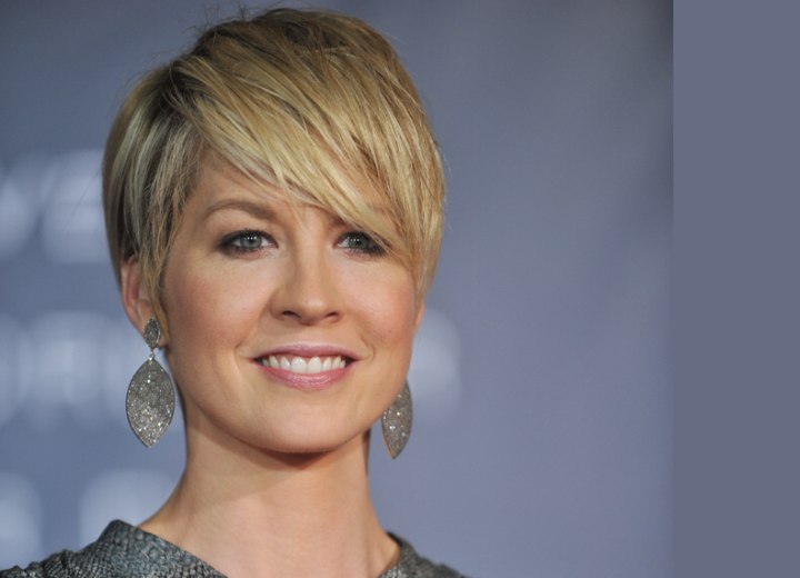 Jenna Elfman's short haircut with bare ears