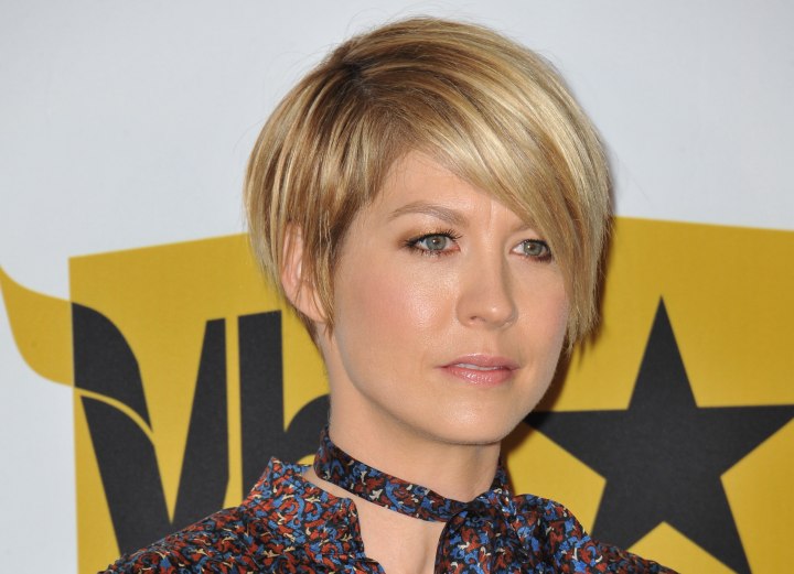 Jenna Elfman - Short hairstyle with long bangs