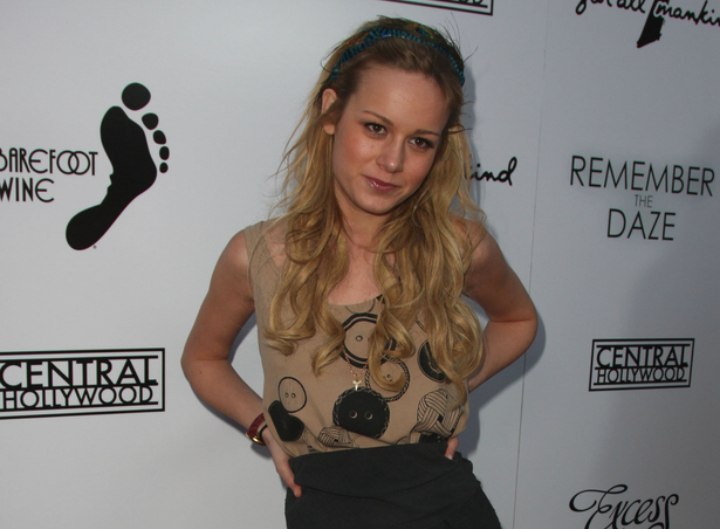 Brie Larson Long blonde hair with layers and a hairband Brie Larson Long blonde hair with layers and a hairband