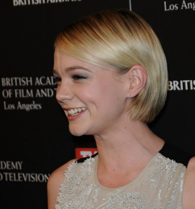 Carey Mulligan S Easy To Take Care Of Bob With Her Hair Tucked Behind The Ears