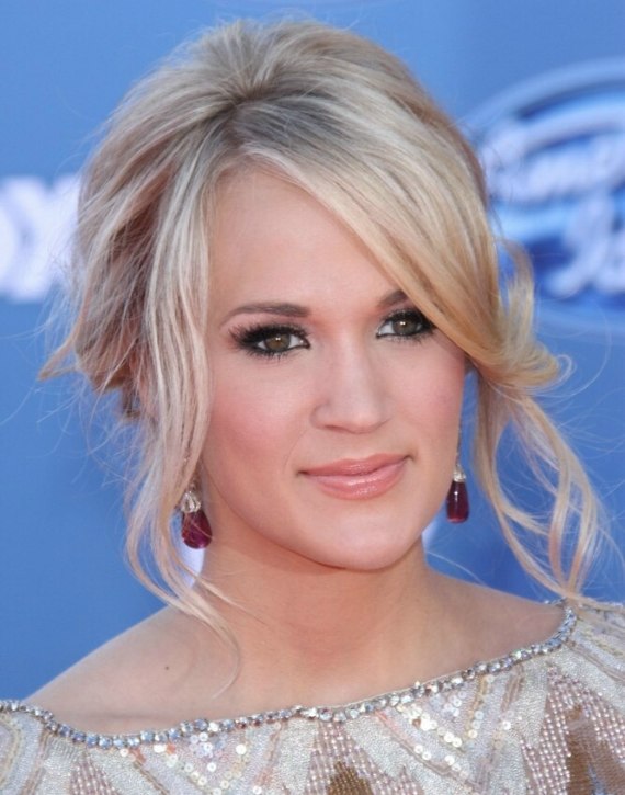 Carrie Underwood | Loose updo with side tendrils and smooth bangs
