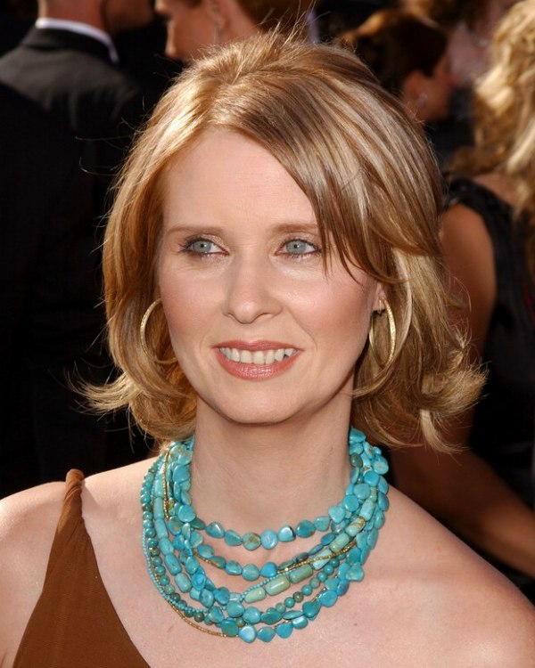 Cynthia Nixon sporting a midlength hairstyle with flipping 