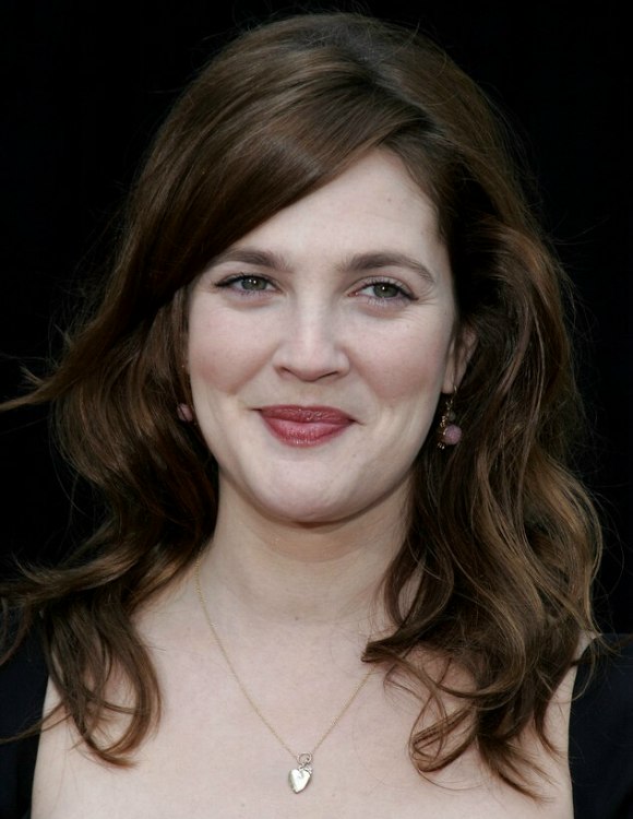 Drew Barrymore wearing her brown hair in long layers 