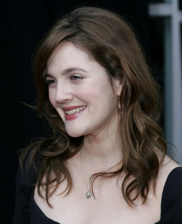 Drew Barrymore wearing her brown hair in long layers | Everyday hairstyle