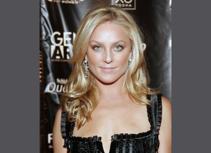 Elisabeth Röhm - Easy to achieve evening hairstyle