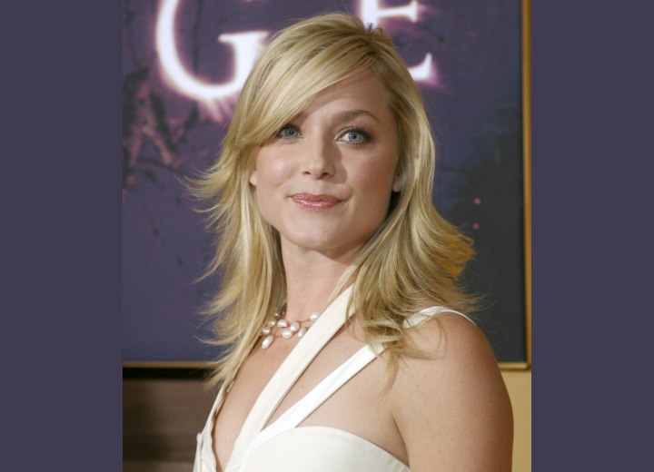 Modern long hairstyle with razor cutting - Elisabeth Röhm