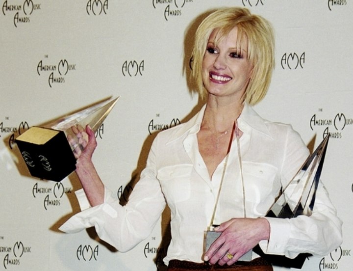 Faith Hill Practical hairstyle for mid-length bleached Faith Hill Practical hairstyle for mid-length bleached