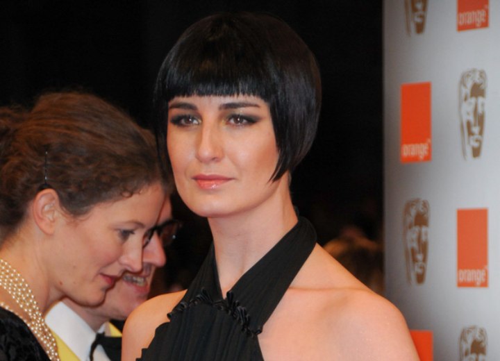 Erin O'Connor - Short bob haircut exposing the eyebrows