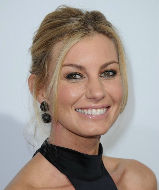 Faith Hill wearing her hair with gentle backbrushing and a disheveled ...