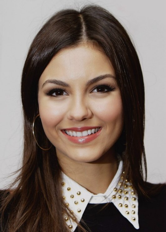 Victoria Justice  Effortless hairstyle with layers for 