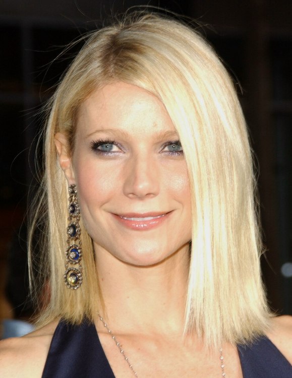 Gwyneth Paltrow  Straight shoulder line haircut with hair 