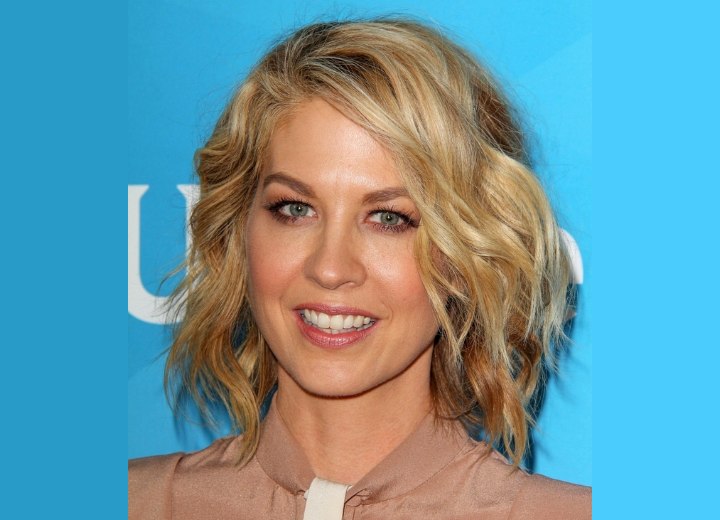 Jenna Elfman - Wavy bob hairstyle for a middle-aged woman