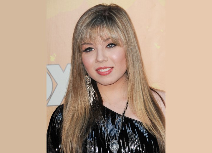 Jennette McCurdy's long blonde hair with blended highlights