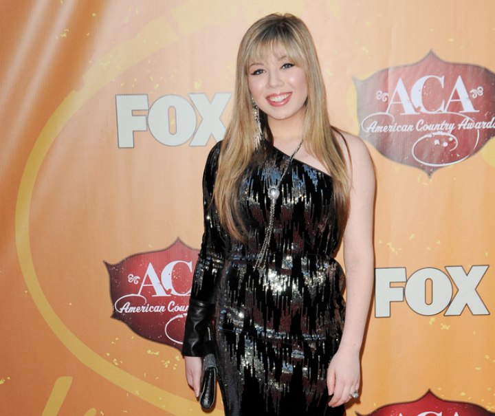 Jennette McCurdy - Long layered hairstyle with a caramel blonde color
