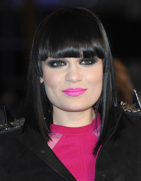 Jessie J | Sleek collarbone length hair with very straight bangs