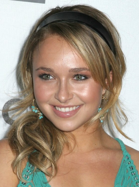 Hayden Panettiere | Glamour hairstyle with a hair band to keep the hair
