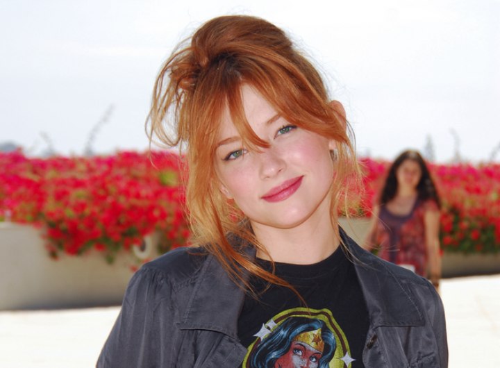 Hair colored red with strokes of blonde - Haley Bennett