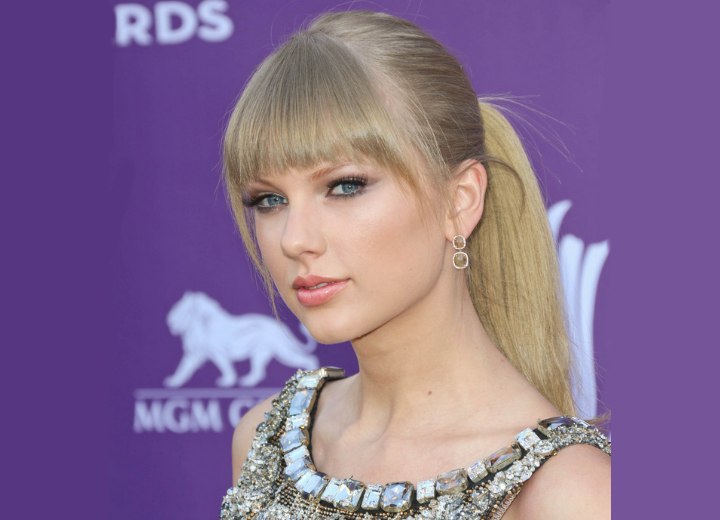 Taylor Swift | Slicked back hairstyle with a ponytail and full blunt bangs