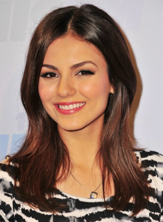 Victoria Justice  Long laid-back hairstyle with layers 