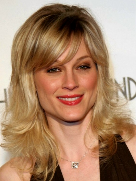 Teri Polo | Bouncy hairstyle with side bangs and light airy curls