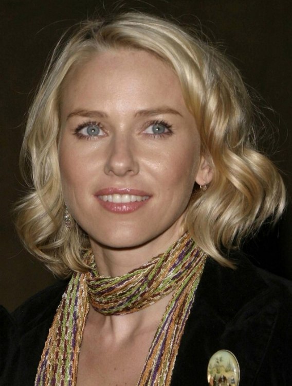 Naomi Watts wearing her hair in a shoulder length bob with 