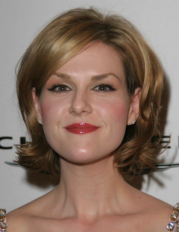 Sara Rue's shorter hair with outward turned ends to suit 