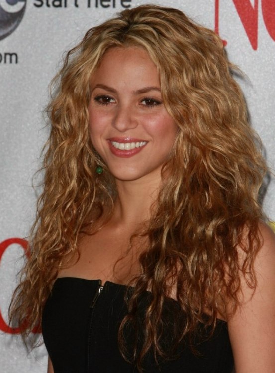 How to get Shakira's long hair with small waves
