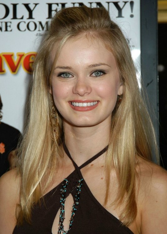 Sara Paxton's long blonde hair with lift