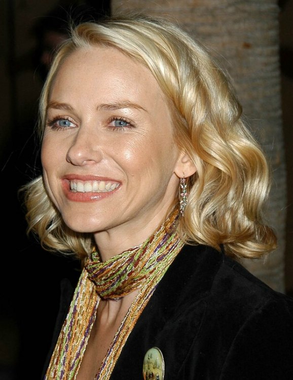 Naomi Watts wearing her hair in a shoulder length bob with 