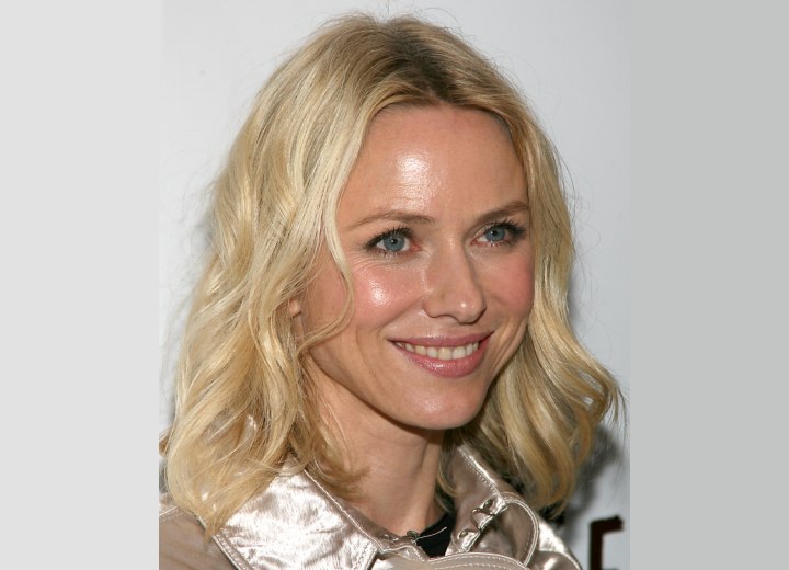 Mid-length hairstyle with waves - Naomi Watts