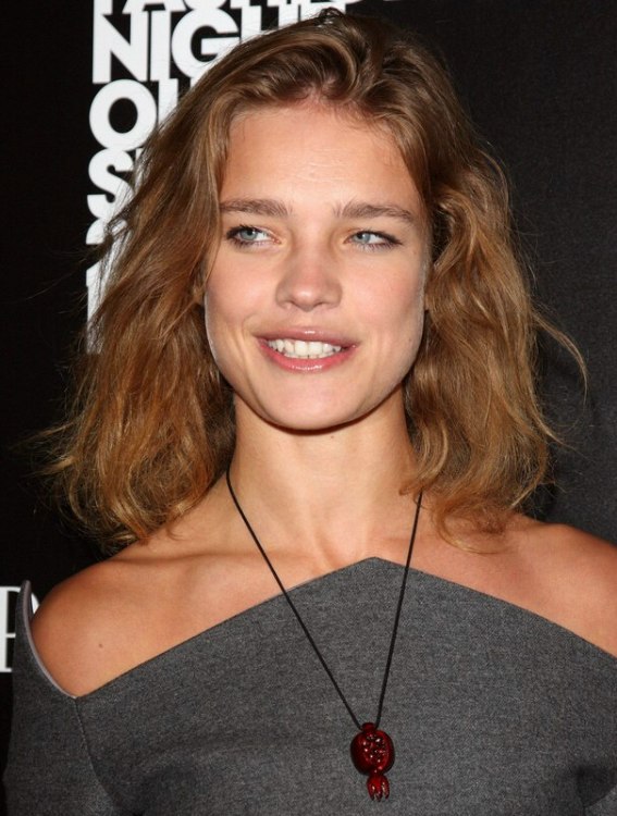 Natalia Vodianova wearing shoulder length reddish brown hairr